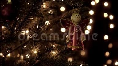在圣诞节期间，树上的圣诞装饰和树灯